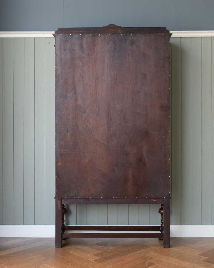 アンティークのキャビネット アンティーク家具 木のアーチが美しいガラス扉のアンティーク家具、イギリス輸入のブックケース。後姿もキレイですアンティークは新品ではないので、もちろん経年変化によるキズはありますが、専門の職人が修復したので後ろ姿までキレイです。(k-1986-f)