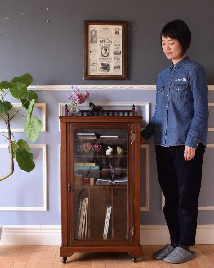 アンティークのキャビネット アンティーク家具 イギリスの贅沢なアンティーク家具、お洒落なミュージックキャビネット。贅沢な時間が過ごせる最上級の美しさ楽譜を美しく収納するためだけに作られたコンパクトなサイズのミュージックキャビネットは、造りも贅沢です。(k-1987-f)