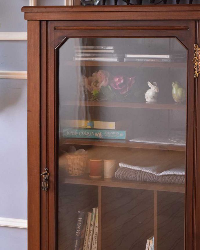 アンティークのキャビネット アンティーク家具 イギリスの贅沢なアンティーク家具、お洒落なミュージックキャビネット。ガラス越しに中をのぞいてみると・・・アンティークのガラスを通して中に入っているものを見ると、なんだかちょっと高級に見えるんです。(k-1987-f)