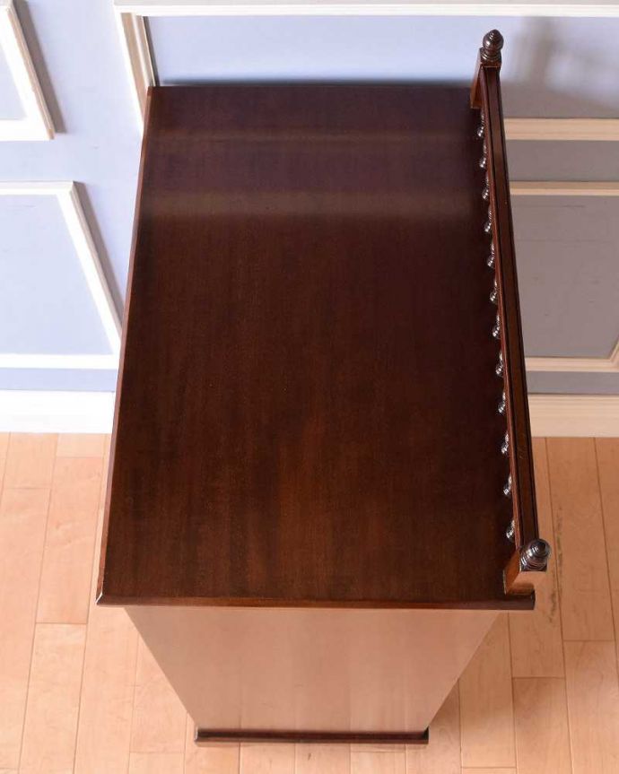 アンティークのキャビネット アンティーク家具 イギリスの贅沢なアンティーク家具、お洒落なミュージックキャビネット。家具を上から見てみましょう目線に入る天板の上もしっかりと修復しました。(k-1987-f)