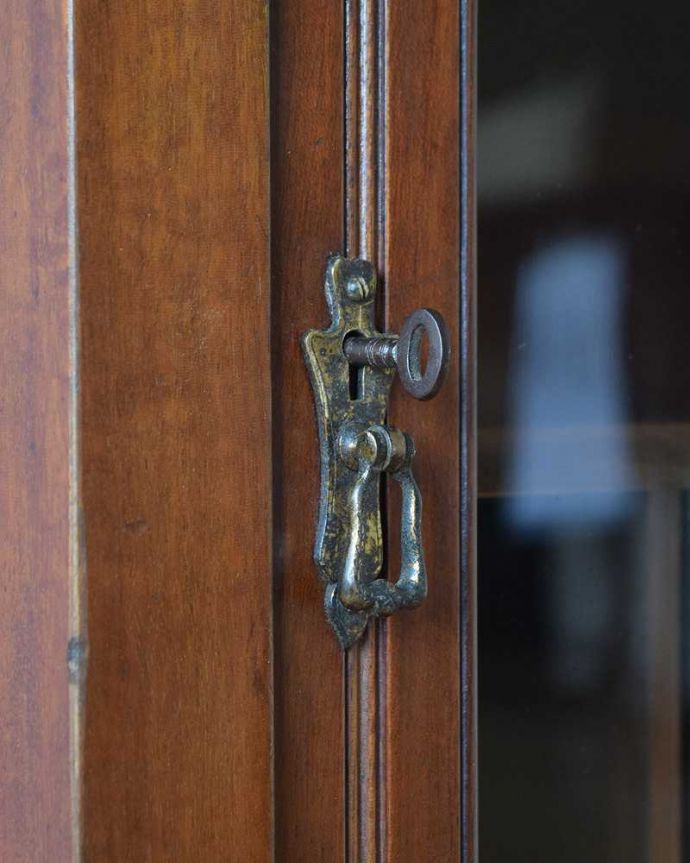 アンティークのキャビネット アンティーク家具 イギリスの贅沢なアンティーク家具、お洒落なミュージックキャビネット。開ける度にワクワク取っ手もアンティークらしい贅沢なデザイン。(k-1987-f)