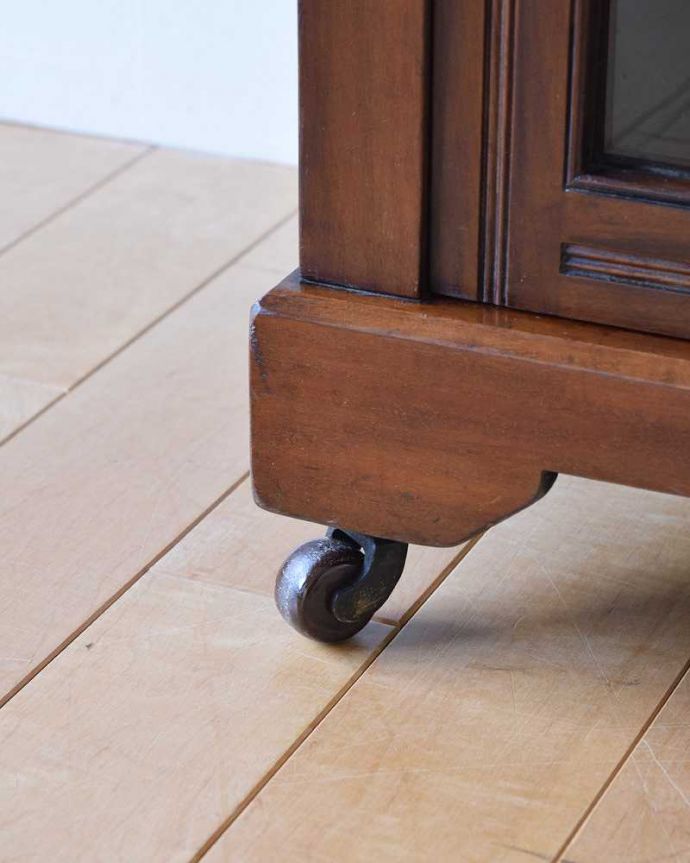 アンティークのキャビネット アンティーク家具 イギリスの贅沢なアンティーク家具、お洒落なミュージックキャビネット。女性1人でラクラク運べちゃうんですHandleのアンティークは、脚の裏にフェルトキーパーをお付けしています。(k-1987-f)