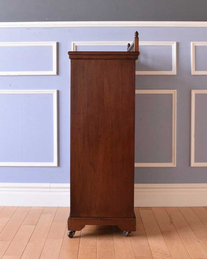 アンティークのキャビネット アンティーク家具 イギリスの贅沢なアンティーク家具、お洒落なミュージックキャビネット。もちろん横顔も美しいしっかりお直ししたので、どこから見ても美しい自信があります。(k-1987-f)