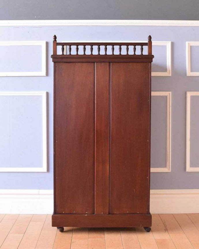 アンティークのキャビネット アンティーク家具 イギリスの贅沢なアンティーク家具、お洒落なミュージックキャビネット。後ろ姿にも気を使っていますアンティークは新品ではないので、経年変化によるキズはありますが、専門の職人がしっかり修復したので後ろ姿も美しいんです。(k-1987-f)