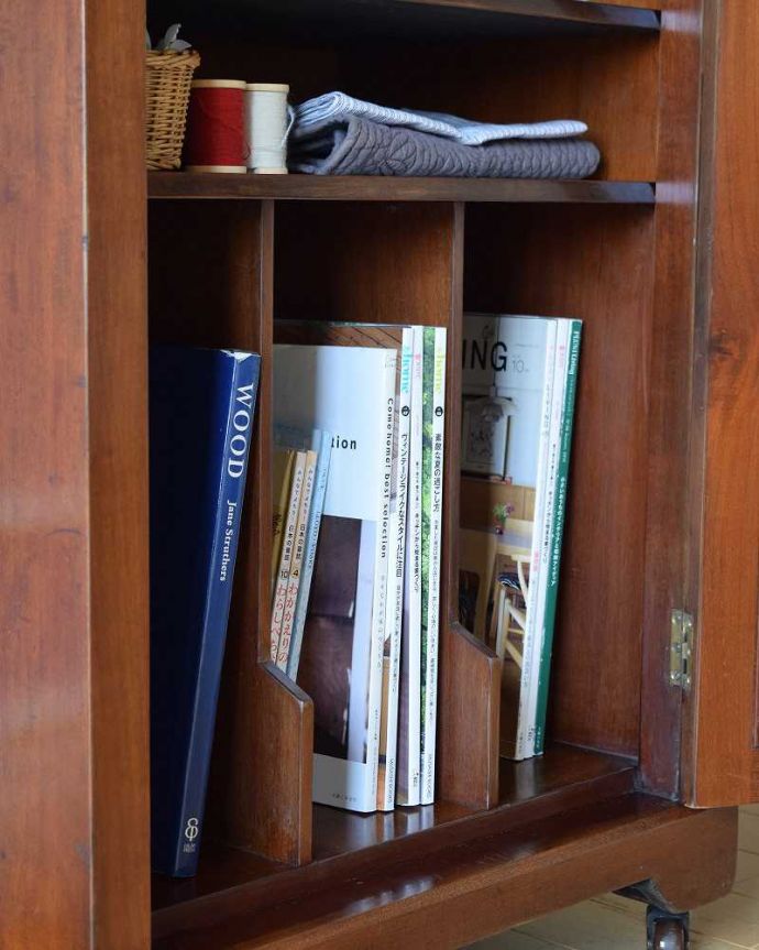 アンティークのキャビネット アンティーク家具 イギリスの贅沢なアンティーク家具、お洒落なミュージックキャビネット。扉の中は収納たっぷりA4サイズの雑誌までしっかり収納出来ちゃう大きさ。(k-1987-f)