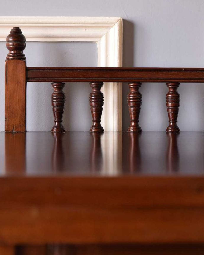 アンティークのキャビネット アンティーク家具 イギリスの贅沢なアンティーク家具、お洒落なミュージックキャビネット。惚れ惚れしちゃう美しさこんなに堅い無垢材に一体どうやって彫ったんだろう?と不思議になるくらい細かい彫にうっとりです。(k-1987-f)