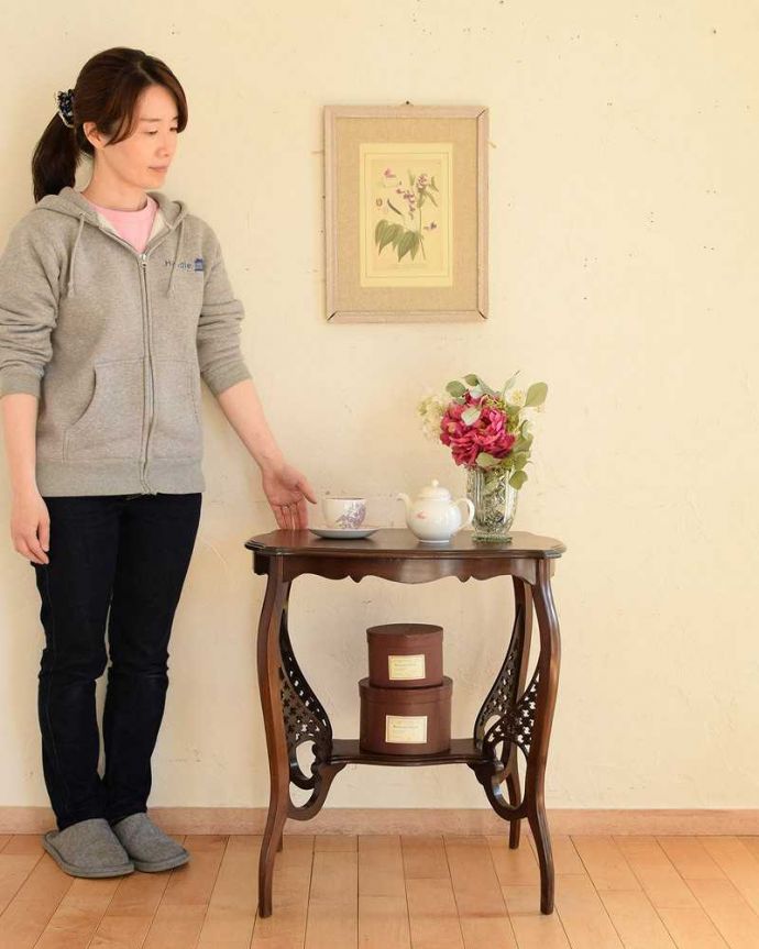 アンティークのテーブル アンティーク家具 アンティークのウォルナット材を使った英国家具、オケージョナルテーブル。どんな場所でも便利に使える小さなテーブルそもそも「オケージョナル」とは「便利に使える」と言う意味。(k-1988-f)