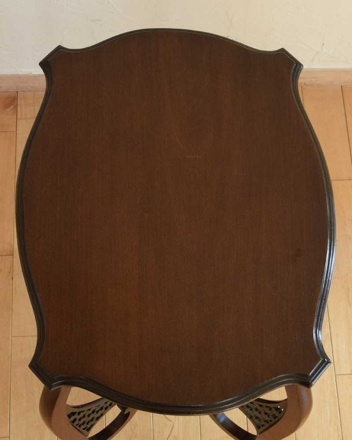 アンティークのテーブル アンティーク家具 アンティークのウォルナット材を使った英国家具、オケージョナルテーブル。天板の形を見てみると・・・テーブルの形を上から見ると、こんな感じです。(k-1988-f)