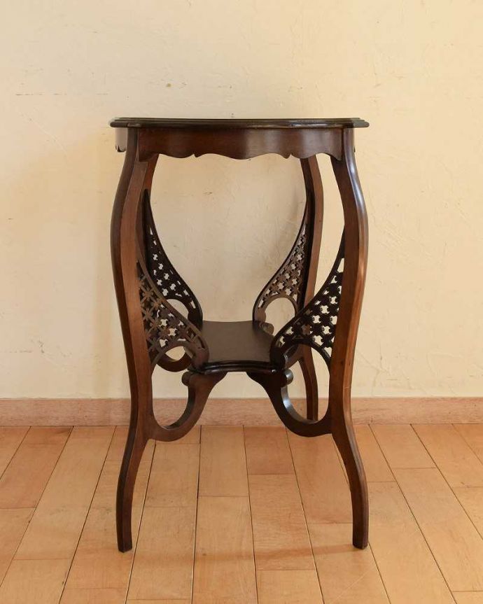 アンティークのテーブル アンティーク家具 アンティークのウォルナット材を使った英国家具、オケージョナルテーブル。こちら側も、もちろんキレイです!アンティークは新品ではないので、もちろん経年変化によるキズはありますが、専門の職人がキレイにお直しをしているので、どの角度から見てもキレイです。(k-1988-f)