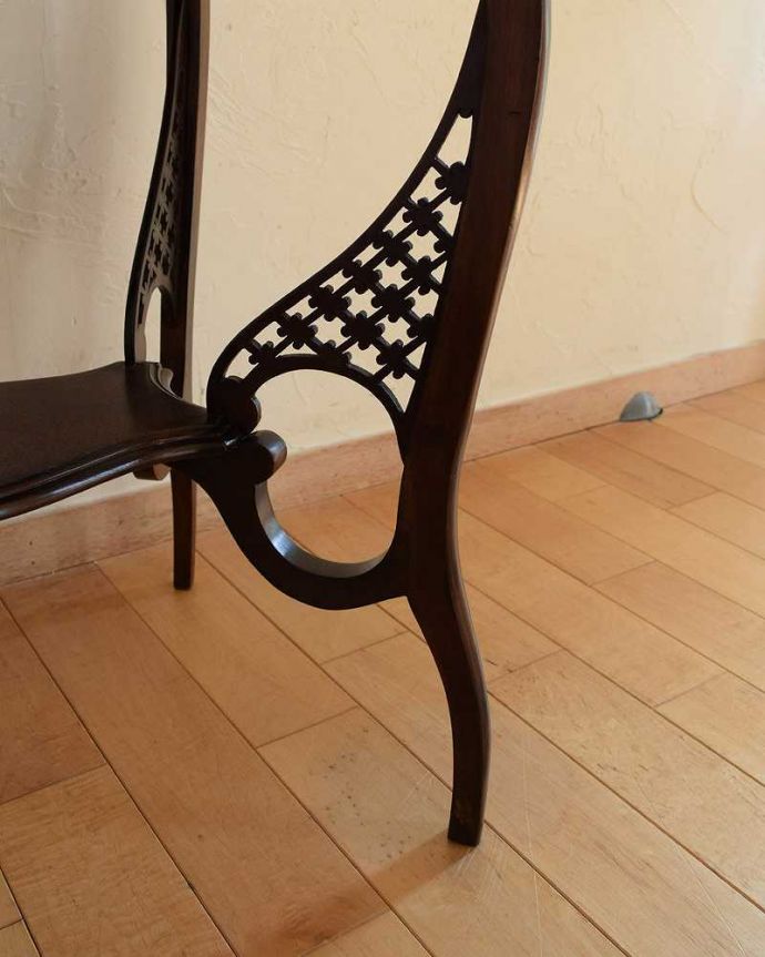 アンティークのテーブル アンティーク家具 アンティークのウォルナット材を使った英国家具、オケージョナルテーブル。持ち上げなくても移動できます!Handleのアンティークは、脚の裏にフェルトキーパーをお付けしていますので、床を滑らせてれば移動が簡単です。(k-1988-f)