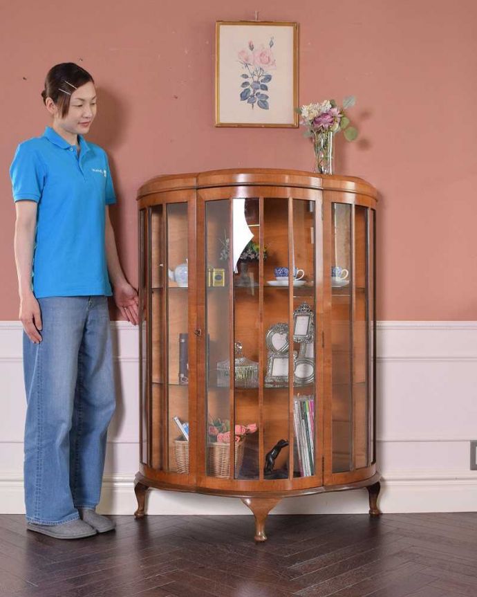 アンティークのキャビネット　アンティーク家具　美しいアンティーク家具、英国輸入のウォールナット材のガラスキャビネット （ショーケース）。おススメNo.1のアンティーク家具もともとチャイナキャビネットとして陶器を見せながら収納するために造られたガラスの扉のキャビネット。(k-1989-f)