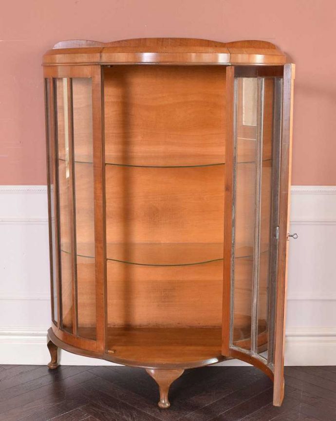 アンティークのキャビネット　アンティーク家具　美しいアンティーク家具、英国輸入のウォールナット材のガラスキャビネット （ショーケース）。扉を開けて中を見てみましょう扉内も職人がキレイに修復しました。(k-1989-f)