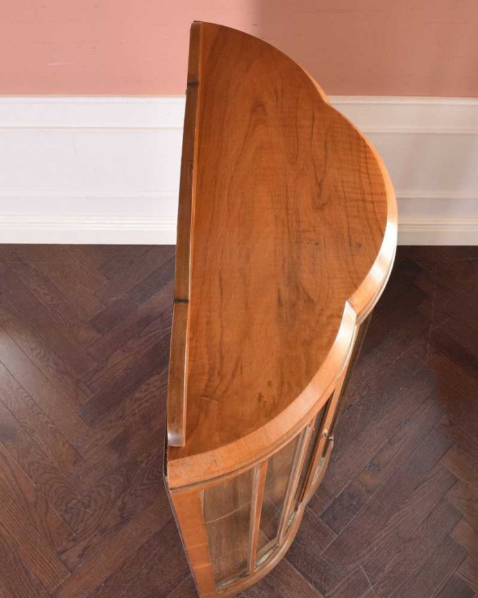 アンティークのキャビネット　アンティーク家具　美しいアンティーク家具、英国輸入のウォールナット材のガラスキャビネット （ショーケース）。こんな形のキャビネットです。(k-1989-f)