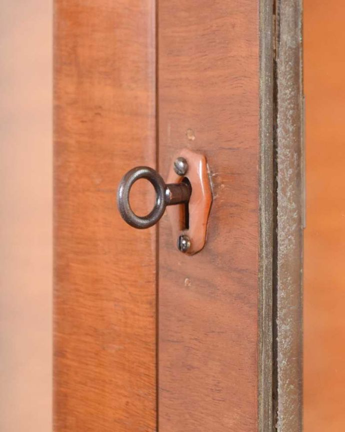 アンティークのキャビネット　アンティーク家具　美しいアンティーク家具、英国輸入のウォールナット材のガラスキャビネット （ショーケース）。アンティークらしい取っ手取っ手にもアンティークらしさが。(k-1989-f)