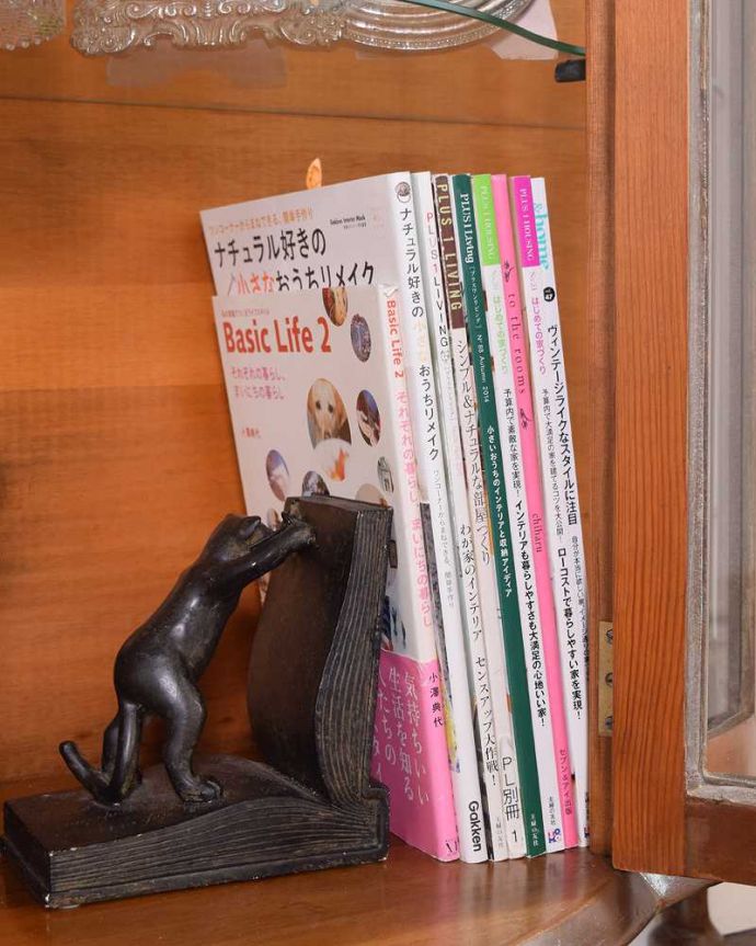 アンティークのキャビネット　アンティーク家具　美しいアンティーク家具、英国輸入のウォールナット材のガラスキャビネット （ショーケース）。扉の中は収納たっぷりA4サイズの雑誌までしっかり収納出来ちゃう大きさ。(k-1989-f)