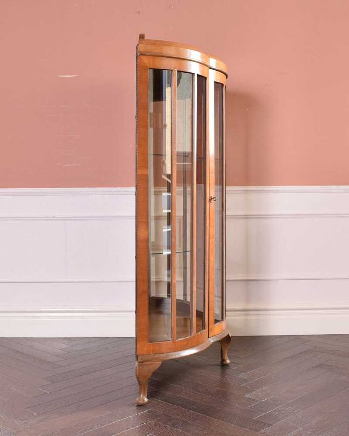 アンティークのキャビネット　アンティーク家具　美しいアンティーク家具、英国輸入のウォールナット材のガラスキャビネット （ショーケース）。横から見てもステキ横から見るとこんな感じ。(k-1989-f)
