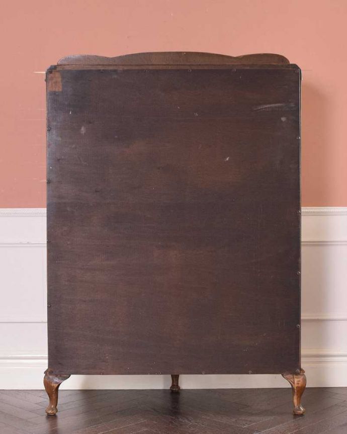 アンティークのキャビネット　アンティーク家具　美しいアンティーク家具、英国輸入のウォールナット材のガラスキャビネット （ショーケース）。実は後ろから見てもキレイなんです。(k-1989-f)