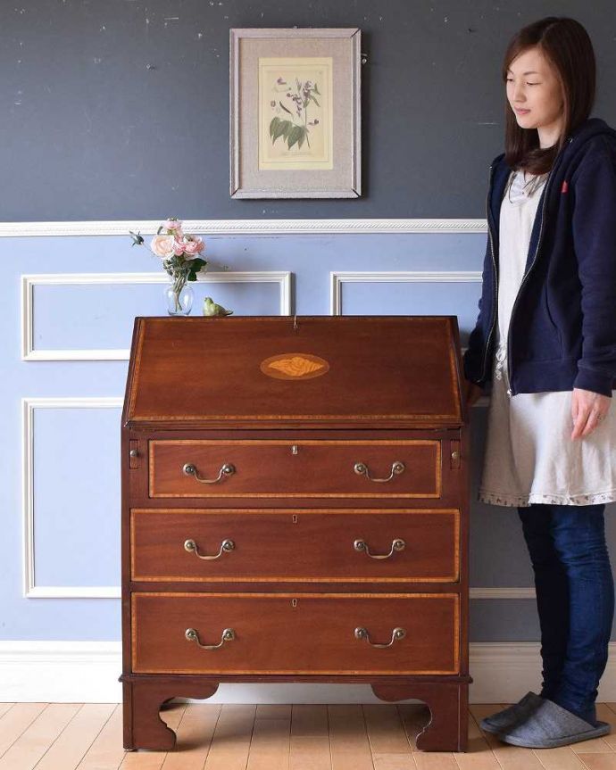 ビューロー　アンティーク家具　マホガニー材のアンティーク英国輸入家具、美しい木目のライティングビューローデスク 。1台でチェストとデスク両方使える便利な家具扉を倒すとあっという間にデスクになっちゃうビューロー。(k-1990-f)
