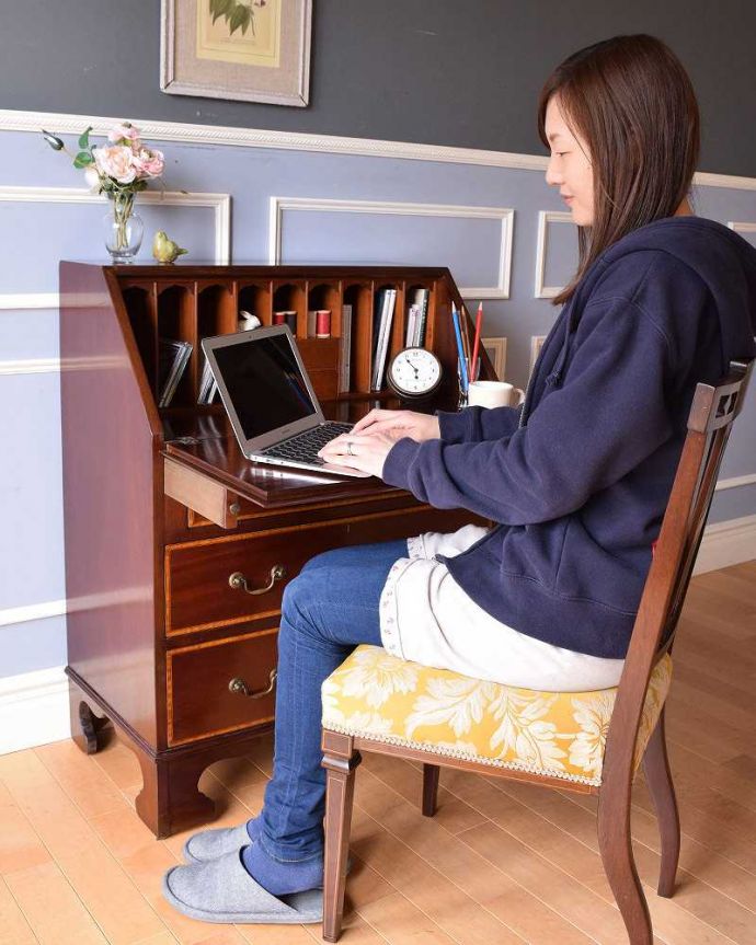 ビューロー　アンティーク家具　マホガニー材のアンティーク英国輸入家具、美しい木目のライティングビューローデスク 。扉を前に倒すだけで、あっという間に自分だけの場所扉の部分を前に倒すと、あっという間にデスクに早変わり。(k-1990-f)