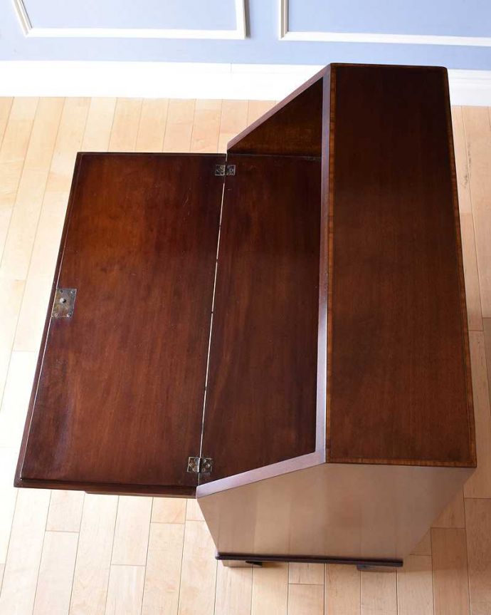 ビューロー　アンティーク家具　マホガニー材のアンティーク英国輸入家具、美しい木目のライティングビューローデスク 。気になるデスクの天板やっぱりデスクで一番気になるのが天板。(k-1990-f)