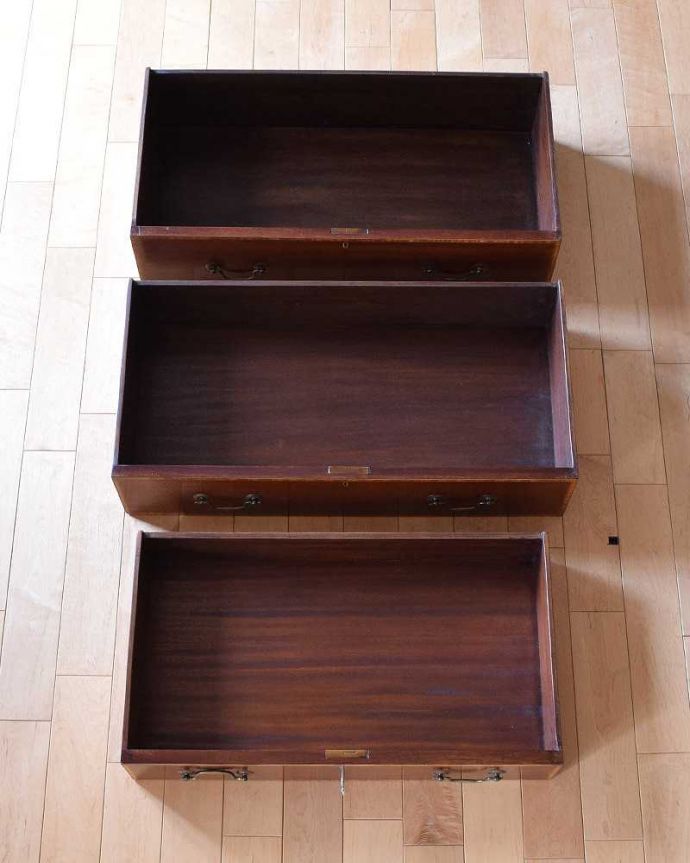 ビューロー　アンティーク家具　マホガニー材のアンティーク英国輸入家具、美しい木目のライティングビューローデスク 。普段の主役は収納たっぷりのチェストデスクとして使わない時も、たっぷりの引き出し収納が付いたビューローはチェストとして使えます。(k-1990-f)