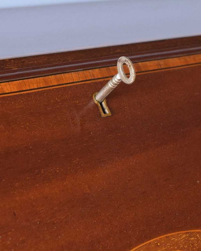 ビューロー　アンティーク家具　マホガニー材のアンティーク英国輸入家具、美しい木目のライティングビューローデスク 。鍵を使って開けて下さいおとぎ話から出てきたような可愛いアンティークの鍵で開け閉め出来ます。(k-1990-f)