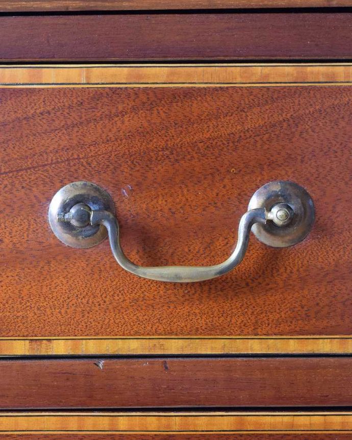 ビューロー　アンティーク家具　マホガニー材のアンティーク英国輸入家具、美しい木目のライティングビューローデスク 。アンティークらしい取っ手取っ手にもこだわりが感じられます。(k-1990-f)