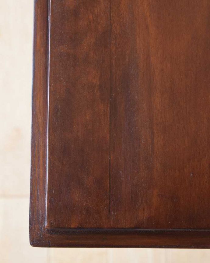 ビューロー　アンティーク家具　マホガニー材のアンティーク英国輸入家具、美しい木目のライティングビューローデスク 。天板部分もキレイですやっぱりデスクの天板部分は気になるポイント。(k-1990-f)