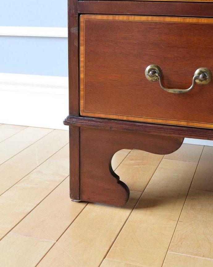 ビューロー　アンティーク家具　マホガニー材のアンティーク英国輸入家具、美しい木目のライティングビューローデスク 。女性１人でラクラ運べちゃうんですHandleのアンティークは、脚の裏にフェルトキーパーをお付けしています。(k-1990-f)