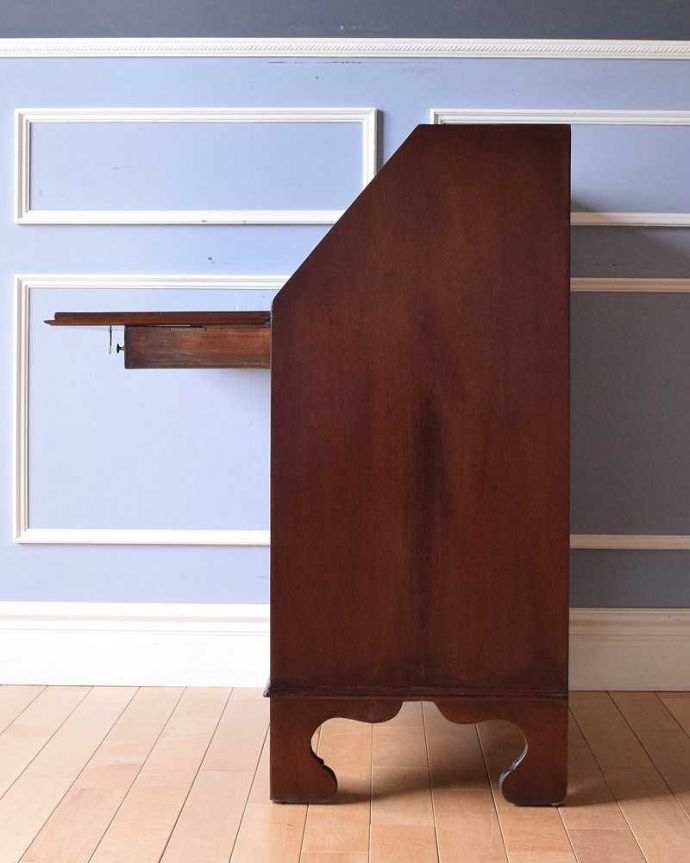 ビューロー　アンティーク家具　マホガニー材のアンティーク英国輸入家具、美しい木目のライティングビューローデスク 。横から見ても素敵なんですもちろん横から見ても自慢できるようにキレイに仕上げました。(k-1990-f)