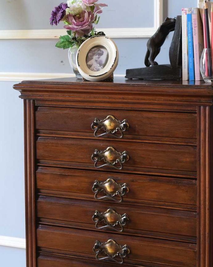 アンティークのチェスト　アンティーク家具　アンティークの英国家具、サイドテーブルにもなるミュージックキャビネット（マホガニー材）。厚みがない引き出しはとっても便利に使えます楽譜用に作られた低い引き出しがたくさんあるので、細々としたものを分けて収納できます。(k-1991-f)