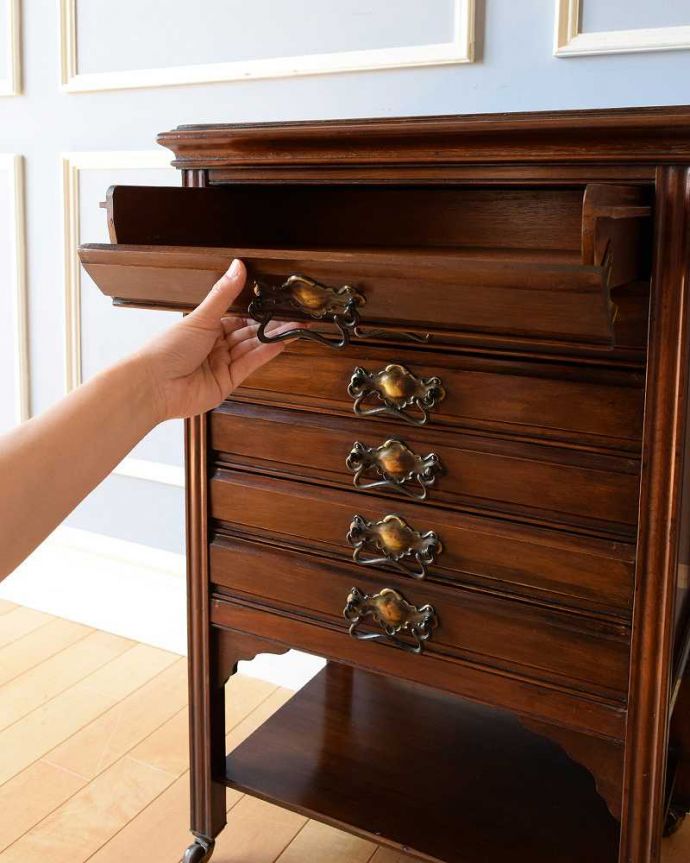 アンティークのチェスト　アンティーク家具　アンティークの英国家具、サイドテーブルにもなるミュージックキャビネット（マホガニー材）。簡単に出し入れ出来ますちゃんと動くように修復したので、引き出し部分は楽譜を入れるために引き出しやすくなっています。(k-1991-f)