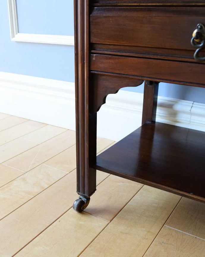 アンティークのチェスト　アンティーク家具　アンティークの英国家具、サイドテーブルにもなるミュージックキャビネット（マホガニー材）。女性1人でラクラク運べちゃう仕掛けHandleのアンティークは、脚の裏にフェルトキーパーをお付けしています。(k-1991-f)