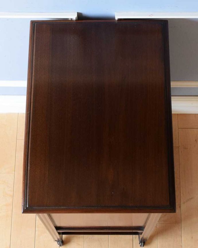 アンティークのチェスト　アンティーク家具　アンティークの英国家具、サイドテーブルにもなるミュージックキャビネット（マホガニー材）。上から見ると･･･天板を上から見るとこんな形です。(k-1991-f)