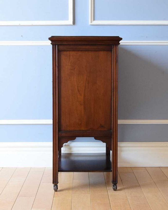 アンティークのチェスト　アンティーク家具　アンティークの英国家具、サイドテーブルにもなるミュージックキャビネット（マホガニー材）。横から見てもステキ横から見た姿も英国アンティークらしくこんなにカッコいいんです。(k-1991-f)