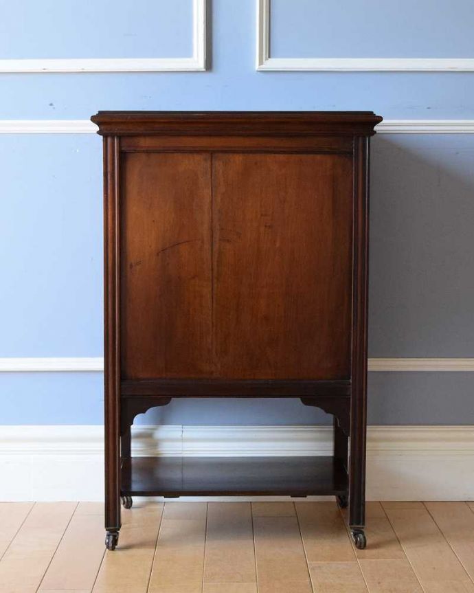 アンティークのチェスト　アンティーク家具　アンティークの英国家具、サイドテーブルにもなるミュージックキャビネット（マホガニー材）。修復してあるので後ろ姿もキレイです。(k-1991-f)
