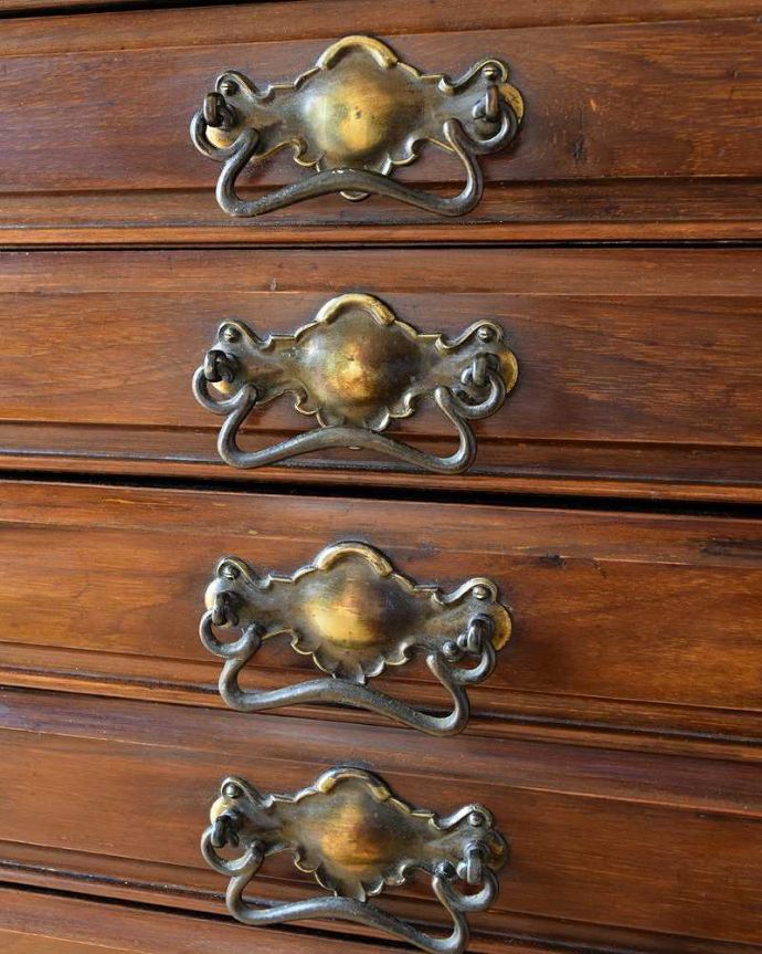 アンティークのチェスト　アンティーク家具　アンティークの英国家具、サイドテーブルにもなるミュージックキャビネット（マホガニー材）。取っ手もアンティークらしいデザインアンティーク家具の取っ手は、なんだか高級感があるんですよね。(k-1991-f)