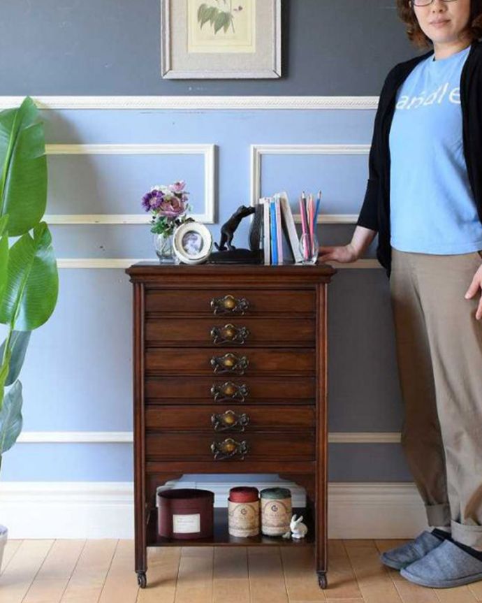 アンティークのチェスト　アンティーク家具　アンティークの英国家具、サイドテーブルにもなるミュージックキャビネット（マホガニー材）。楽譜のために作られた贅沢なミュージックチェストスラーッとスタイルがよく、薄い引き出しがたくさん付いたチェストは、もともと楽譜の収納場所として作られた贅沢なチェストなんです。(k-1991-f)