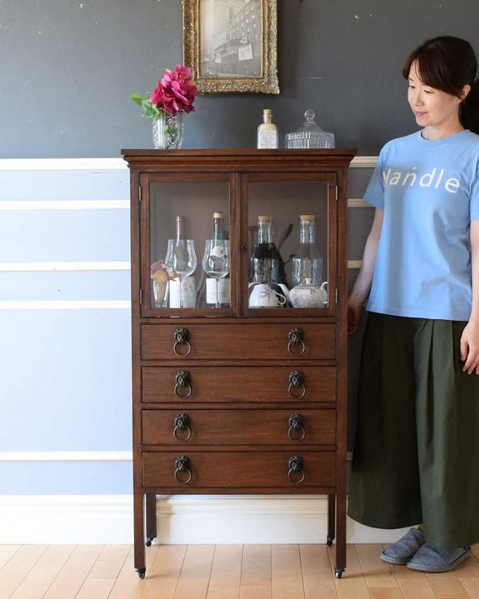 アンティークのチェスト　アンティーク家具　美しいアンティークの英国輸入家具、マホガニー材のカップボードチェスト。引き出しと扉、両方の収納が付いた便利な家具もともとベッドサイドに置いてカップ＆ソーサーを収納するために作られたカップボードチェスト。(k-1992-f)