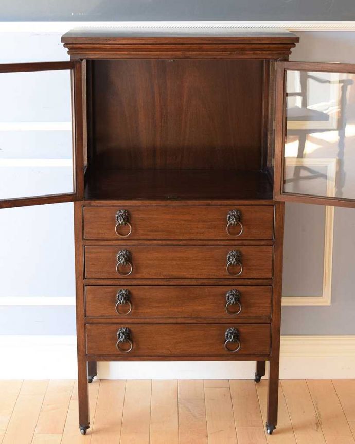 アンティークのチェスト　アンティーク家具　美しいアンティークの英国輸入家具、マホガニー材のカップボードチェスト。扉の中はこんな感じ修復しましたもともとカップボードとして使われていた家具の扉の中を開けると棚の収納になっています。(k-1992-f)