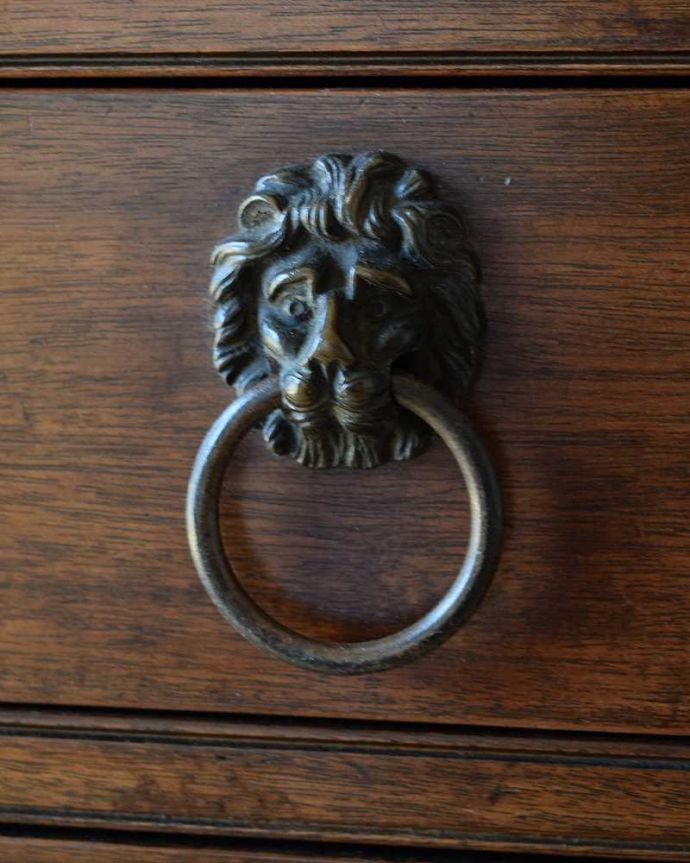 アンティークのチェスト　アンティーク家具　美しいアンティークの英国輸入家具、マホガニー材のカップボードチェスト。アクセサリーの様な取っ手。(k-1992-f)