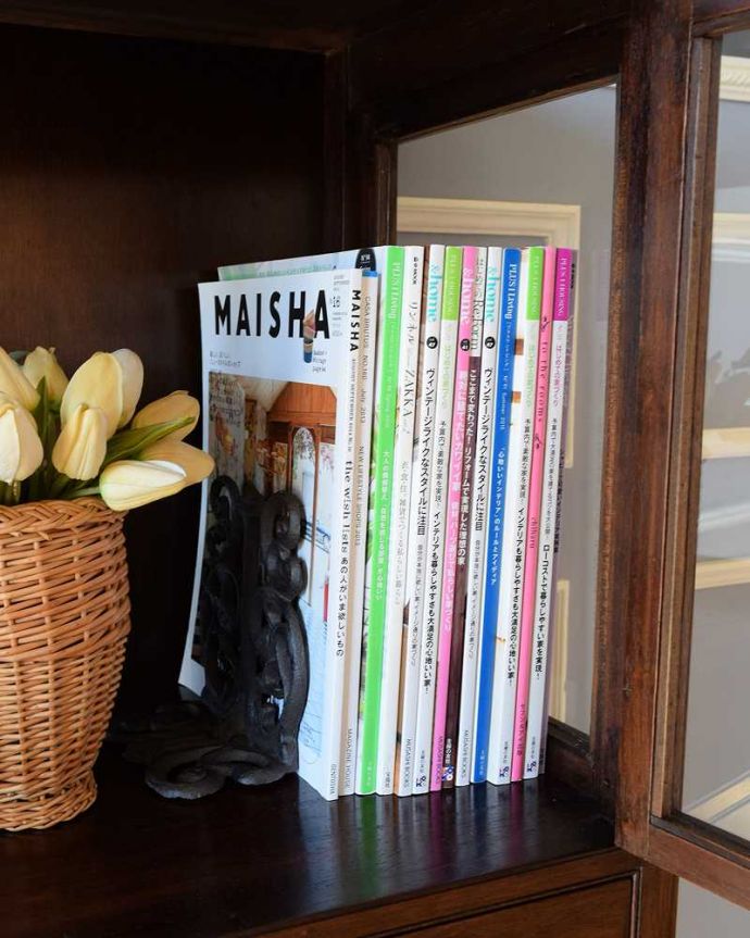 アンティークのチェスト　アンティーク家具　美しいアンティークの英国輸入家具、マホガニー材のカップボードチェスト。扉の中は収納たっぷりA4サイズの雑誌までしっかり収納出来ちゃう大きさ。(k-1992-f)