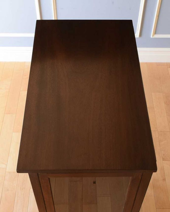 アンティークのチェスト　アンティーク家具　美しいアンティークの英国輸入家具、マホガニー材のカップボードチェスト。天板にモノを置いても使えます。(k-1992-f)