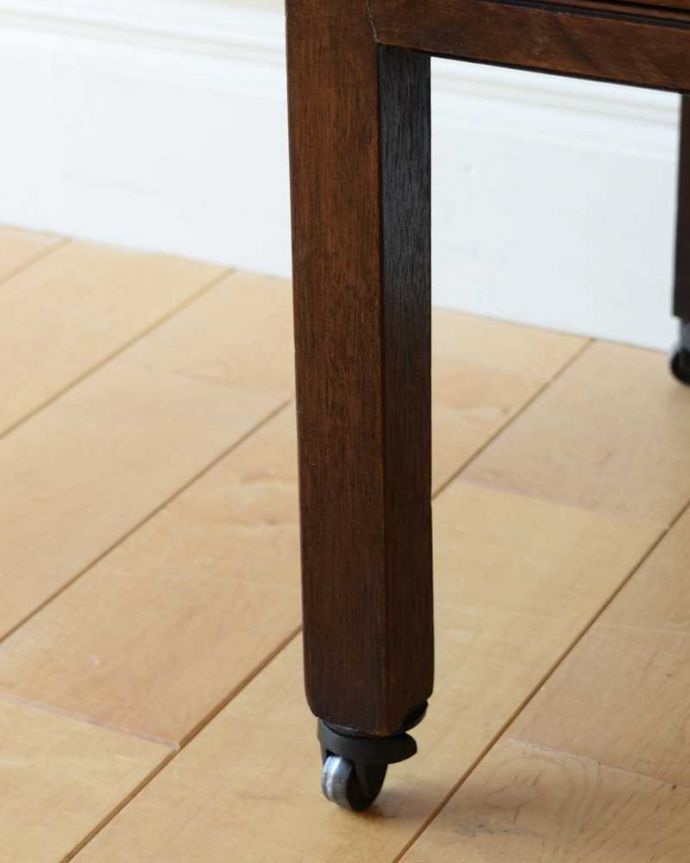 アンティークのチェスト　アンティーク家具　美しいアンティークの英国輸入家具、マホガニー材のカップボードチェスト。女性１人でラクラク運べちゃうんですHandleのアンティークは、脚の裏にフェルトキーパーをお付けしています。(k-1992-f)