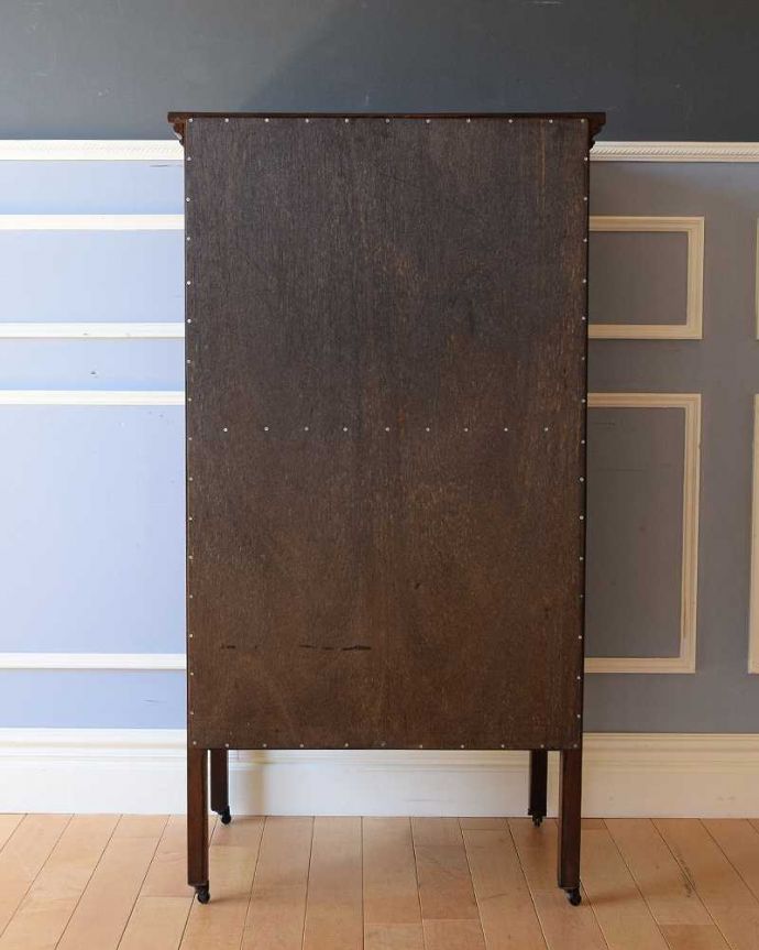 アンティークのチェスト　アンティーク家具　美しいアンティークの英国輸入家具、マホガニー材のカップボードチェスト。後ろ姿にも自信がありますアンティークは新品ではないので経年変化によるキズはありますが、専門の職人が修復したので後ろ姿までキレイです。(k-1992-f)