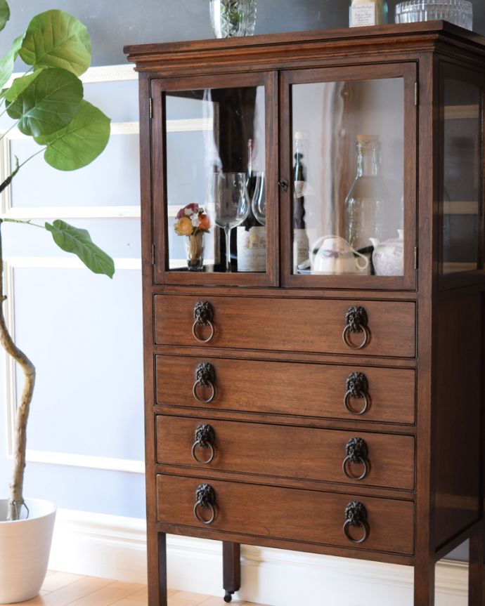 アンティークのチェスト　アンティーク家具　美しいアンティークの英国輸入家具、マホガニー材のカップボードチェスト。アンティーク家具だから手に入る木目落ち着きがあって優しい印象を与えてくれる美しい木目は、現代では手に入れることが出来ません。(k-1992-f)