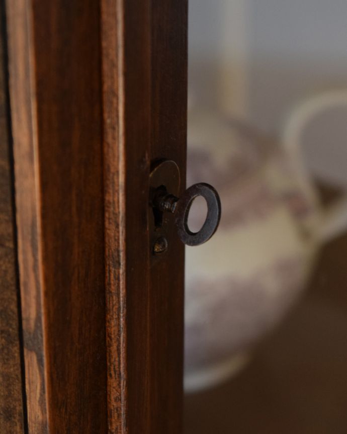 アンティークのチェスト　アンティーク家具　美しいアンティークの英国輸入家具、マホガニー材のカップボードチェスト。開ける度になんだかワクワク取っ手のデザインにもこだわりが。(k-1992-f)