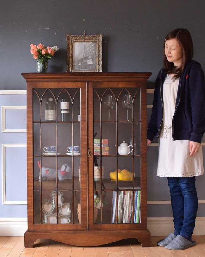 アンティークのキャビネット アンティーク家具 ガラス扉の英国アンティーク家具、マホガニー材のガラスキャビネット。英国らしい堂々とした風格のあるガラスキャビネット重厚感ある佇まいで、落ち着いた雰囲気を演出してくれる英国のキャビネット。(k-1993-f)