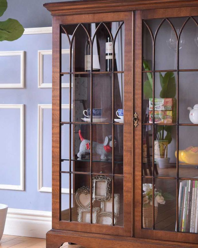 アンティークのキャビネット アンティーク家具 ガラス扉の英国アンティーク家具、マホガニー材のガラスキャビネット。ガラス越しに中をのぞいてみると・・・アンティークのガラスを通して中に入っているものを見ると、なんだかちょっと高級に見えるんです。(k-1993-f)