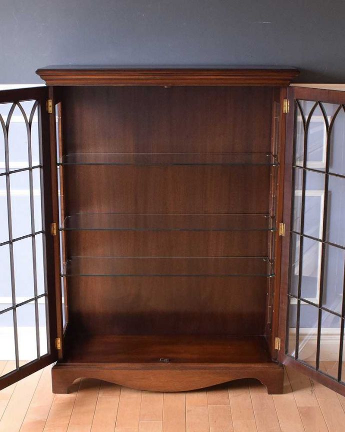 アンティークのキャビネット アンティーク家具 ガラス扉の英国アンティーク家具、マホガニー材のガラスキャビネット。扉を開けると・・・ガラスの棚板の上に置くだけでちょっと高級な雰囲気に。(k-1993-f)